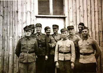 Jäämarssi on elokuva jatkosodan aikaisista sotavankileireistä Suomessa. Kuvassa vartiohenkilökuntaa Sotavankien järj.leiri no. 2:lla Naarajärvellä.