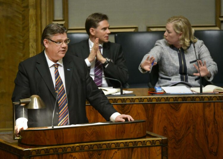 Timoi Soini pitämässä puheenvuoroaan välikysymyskeskustelussa keskiviikkona.