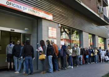 Nuoria ja vähän vanhempiakin työnhakijoita jonossa työvoimatoimiston edustalla Madridissa.
