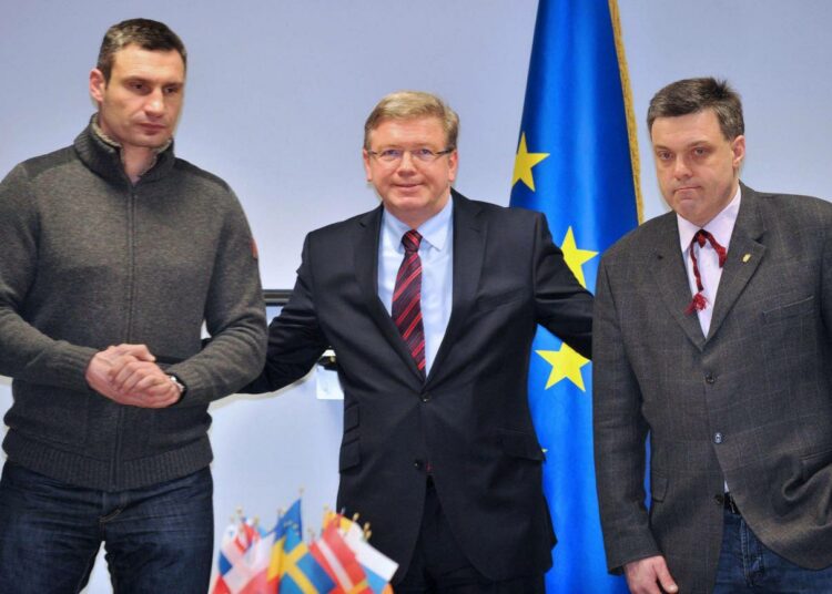 EU:n laajentumiskomissaari Štefan Füle (keskellä) poseerasi yhdessä Udar-puolueen Vitali Klitškon ja äärioikeistolaisten Svoboda-puolueen Oleg Tjagnibokin kanssa Kiovassa viime viikon perjantaina.
