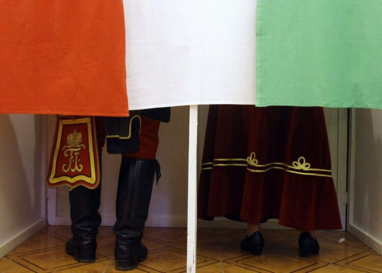 Traditionaalisiin pukuihin pukeutuneet mies ja nainen äänestämässä Unkarin parlamenttivaaleissa. EU-maiden kansanedustajista 27 prosenttia on naisia.
