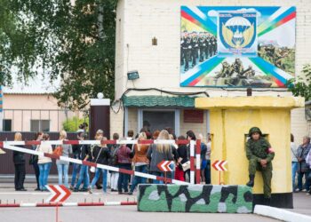 Venäjän viranomaiset yrittävät peitellä tietoja Ukrainaan lähetetyistä ja siellä kuolleista sotilaista. Salailua pyrkivät purkamaan Sotilaiden äitien järjestöt. Järjestön mielenosoitus Kostromassa, Venäjällä