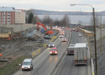 Kyllä näiden peltilehmien aiheuttama maisemointi on yhtä perkelettä.