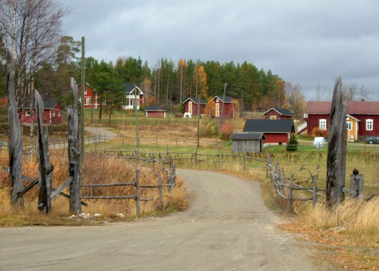 Teppo Eskelinen ehdottaa perustulokokeilun yhdeksi alueeksi Pohjois-Lappia. Kuva Sirkan kylästä Kittilästä.