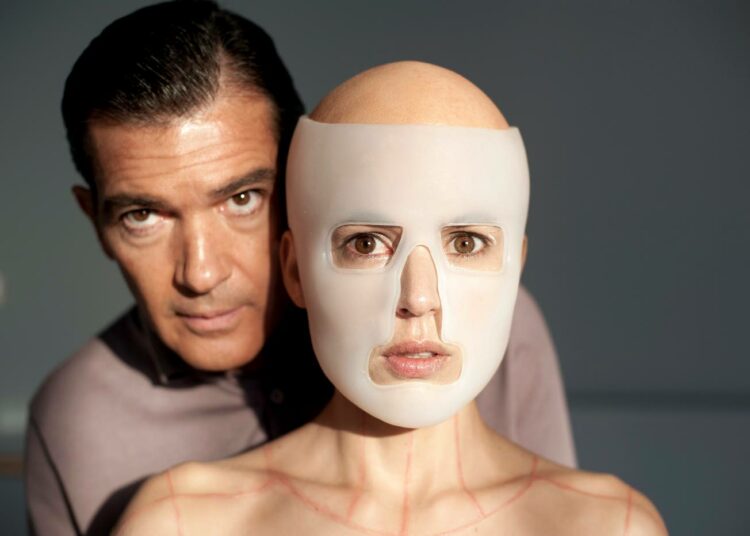 Keinotekoisen ihon kehittäneen kirurgin salaisuus on vangittu nuori nainen. Kuvassa Antonio Banderas ja Elena Anaya.