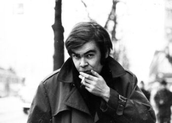 Pentti Saarikosken seitsemän 1960-luvulla julkaistua runokokoelmaa muodostavat kehityskaaren hienovaraisesta poliittisuudesta kommunistiksi ja sitten poliittiseksi pettymykseksi. Kommunisti Saarikoski oli vielä 1980-luvullakin.
