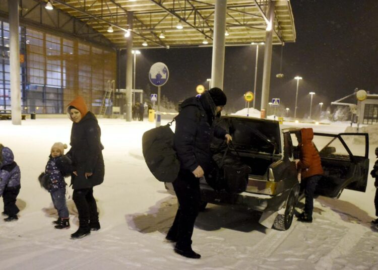 Turvapaikanhakijoita saapumassa Sallan Kelloselän raja-asemalle tammikuussa.