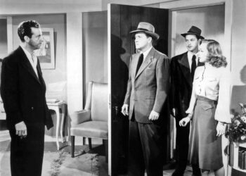 Poliisit kaipaavat selityksiä Philip Marlowelta (Dick Powell). Oikealla Ann Grayle (Anne Shirley).