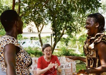 Suomalaista Riittaa ja ugandalaista Catherinea yhdistävät työ, yhteinen koti ja huumorintaju.