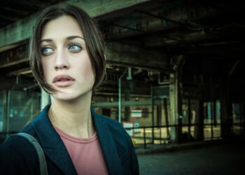 Olivia Rönningin (Julia Ragnarsson) tutkima murha liittyy läheisesti hänen omaan elämäänsä.