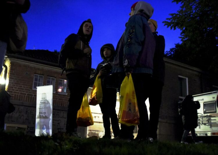 Viime vuonna Asunnottomien yön tapahtumassa esiintyi Unelmien miehet -yhtye Dallapen puistossa Helsingissä.