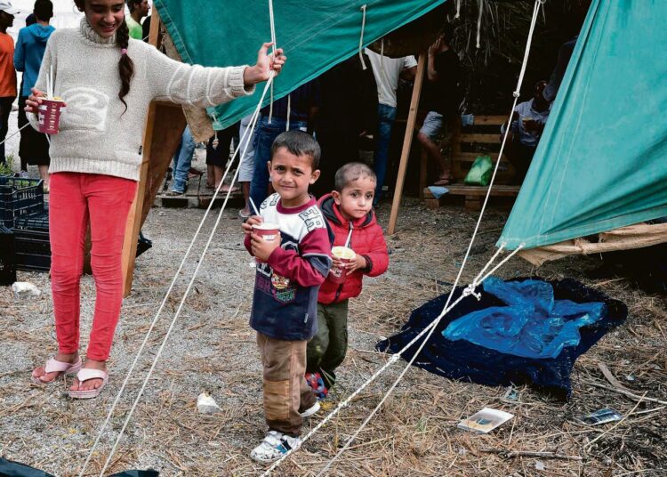 Lapset ruokailivat pakolaisleirillä Lesboksen saarella syyskuun lopussa.