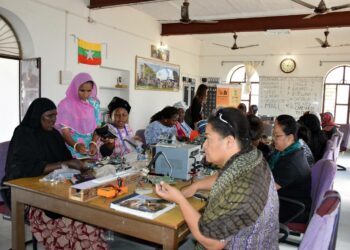 Intialainen Magan Kawar (seisaallaan) opettaa Tilonian paljasjalkaopistossa eri puolilta maailmaa tulleille naisille aurinkoenergian hyödyntämistä.