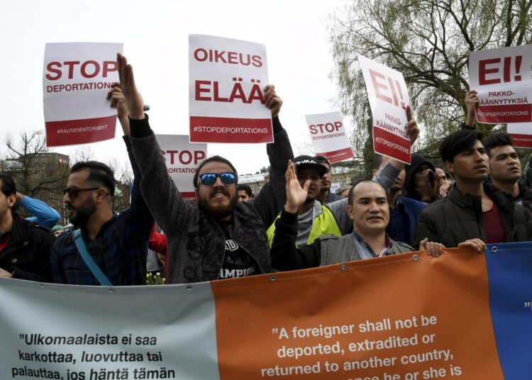 Turvapaikanhakijoiden pakkopalautuksia vastustava mielenosoitus 22. toukokuuta. Nyt on tullut ilmi myös turvapaikanhakijoiden hyväksikäyttöä työmarkkinoilla.