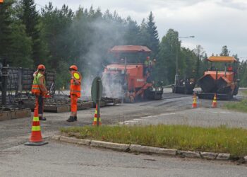 Kesän ulkotöissä kovalle kuumuudelle altistuvat muun muassa asfaltti- ja kattotyöntekijät.
