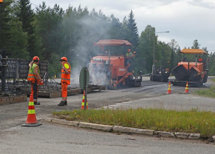 Kesän ulkotöissä kovalle kuumuudelle altistuvat muun muassa asfaltti- ja kattotyöntekijät.