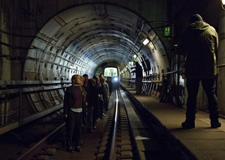 Pinnan alla on uusi tanskalaissarja terroristeista, jotka kaappaavat metrovaunun.