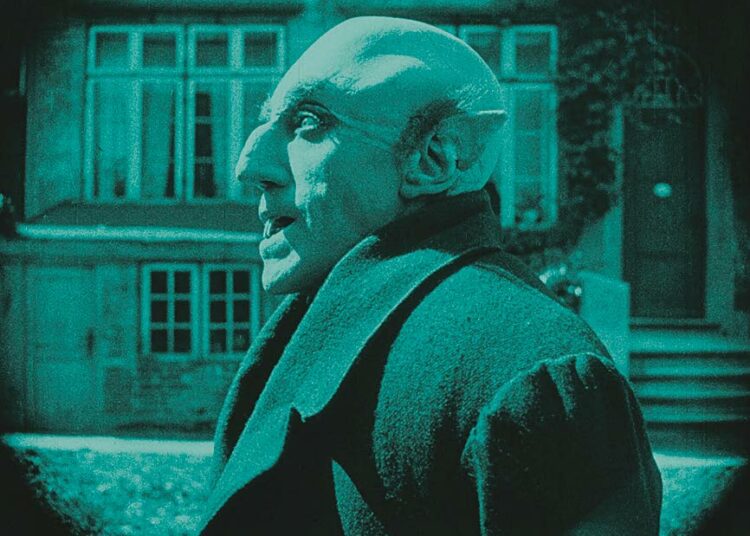 Max Schreck säikyttelee vampyyrinä Nosferatussa.