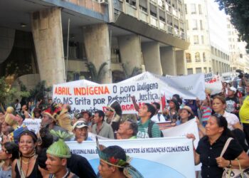 Brasilian alkuperäisasukkaita osoittamassa Rio de Janeirossa mieltään ja vaatimassa maidensa palauttamista laittomien valtaajien käsistä.