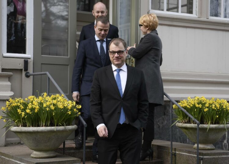 Pääministeri Juha Sipilä, valtiovarainministeri Petteri Orpo ja eurooppa-, kulttuuri- ja urheiluministeri Sampo Terho budjettineuvottelujen tiedotustilaisuudessa huhtikuussa.