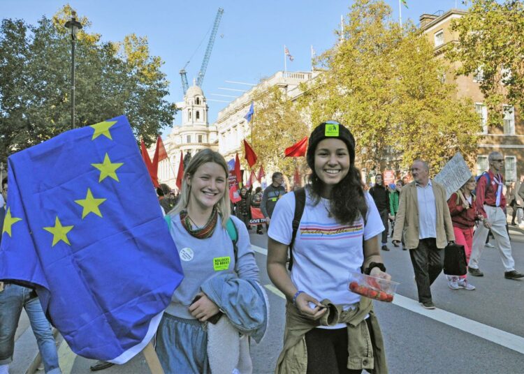 Carla Thompson ja Alice Salford olivat brexit-äänestyksen aikaan 16-vuotiaita. Nyt heistä tuntuu, että heidän tulevaisuutensa on päätetty heidän puolestaan.