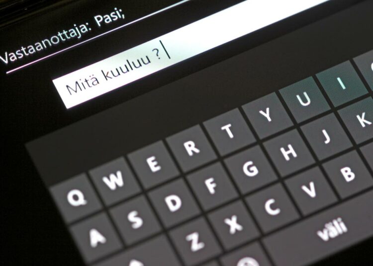 Suomen kielen heikko osaaminen saattaa johtua digitalisaatiosta, jonka sanotaan tyhmentävän käyttäjiään