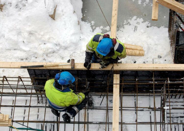 Kaikkien suomalaisten ja täällä olevien maahanmuuttajien osaamisen kehittämiseen ja työllistymiseen pitää panostaa.