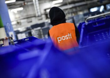 Työnantajamaineeltaan huono Posti irtisanoo Suomessa ja tarjoaa töitä Tallinnassa Viron palkkatasolla.