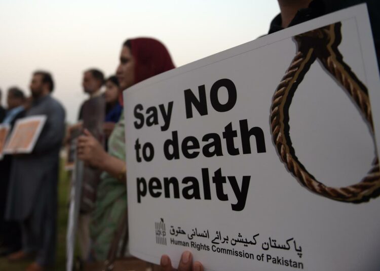 Mielenosoitus kuolemanrangaistusta vastaan Pakistanin Karachissa.