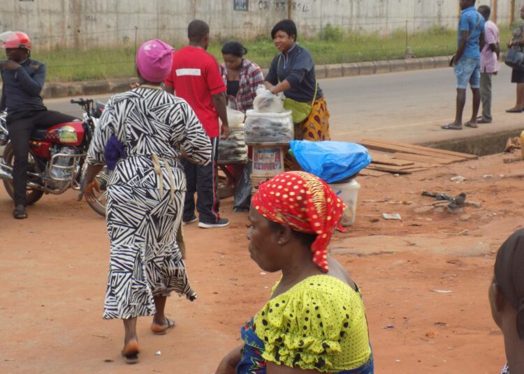 Torikauppaa nigerialaisessa Anambran osavaltiossa, josta igbo-heimoon kuuluvia naisia kaapataan seksityöhön Malesiaan.