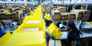 Amazon-yhtiön jakelukeskus New Yorkin Staten Islandilla. Yhtiön pääjohtaja Jeff Bezos kuuluu uuden periaatejulistuksen allekirjoittajiin, mutta Amazoniin on kohdistunut paljon arvostelua siitä, miten se kohtelee työntekijöitään.