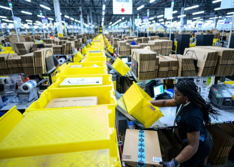 Amazon-yhtiön jakelukeskus New Yorkin Staten Islandilla. Yhtiön pääjohtaja Jeff Bezos kuuluu uuden periaatejulistuksen allekirjoittajiin, mutta Amazoniin on kohdistunut paljon arvostelua siitä, miten se kohtelee työntekijöitään.