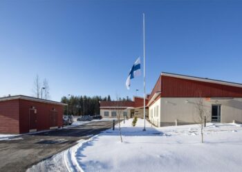 Miltä tuntuu työskennellä kuoleman keskellä? Vanhusten hoivakodeissa on menehtynyt koronaan jo yli neljäkymmentä asukasta. Kiuruveteläisen hoivakodin pihassa oli lippu puolitangossa 5. huhtikuuta.