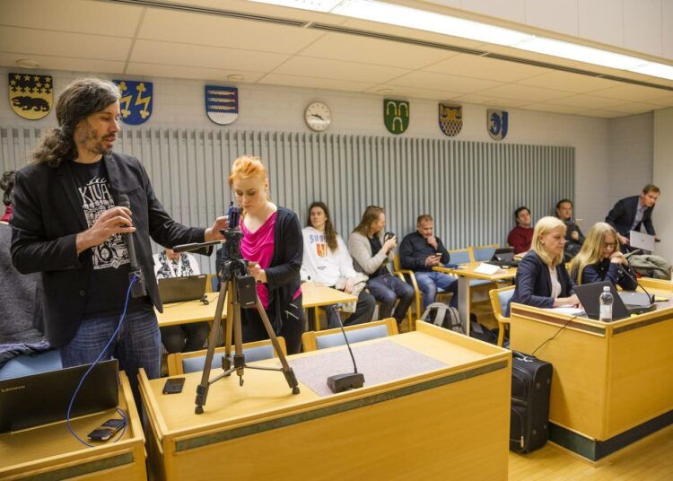 Junes Lokka kuvasi ennen istunnon alkamista Oulun käräjäoikeudessa 20. maaliskuuta 2019. Lokka on kehottanut kuulijoitaan käyttämään rikosilmoitusten tekemistä "näistä ihmisistä" politiikan tekemisen välineenä.