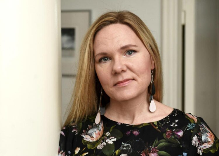 Lapsiasiavaltuutettu Elina Pekkarinen arvioi, että koronavuonna on tehty päätöksiä lasten päiden yli arvioimatta vaikutuksia.