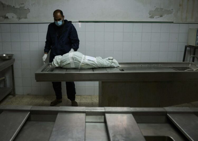 Palestiinalaismies Israelin ilmaiskuissa kuolleen kolmevuotiaan tytön ruumiin äärellä ruumishuoneessa Gaza Cityssä.