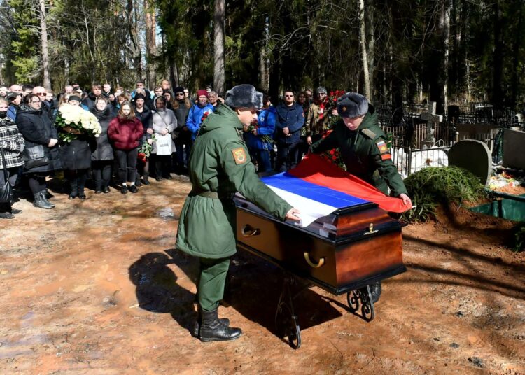 Ukrainan sodassa kuolleen omaisille on syntynyt ongelma siitä, että he eivät tiedä, miten tuoda ruumis pois takaisin kotikaupunkiin. Asepalveluksessaan 20-vuotiaana kuolleen sotilaan hautajaiset huhtikuun 11. päivänä Pietarissa.