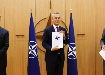 Suomen Nato-suurlähettiläs Klaus Korhonen (oik.) ja Ruotsin lähettiläs Axel Wernhoff jättivät maiden jäsenhakemukset Naton pääsihteerille Jens Stoltenbergille aamulla Brysselissä.