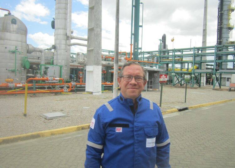 GNR Fortalezan johtaja Thales Motta seisoo biometaanilaitoksensa edessä.
