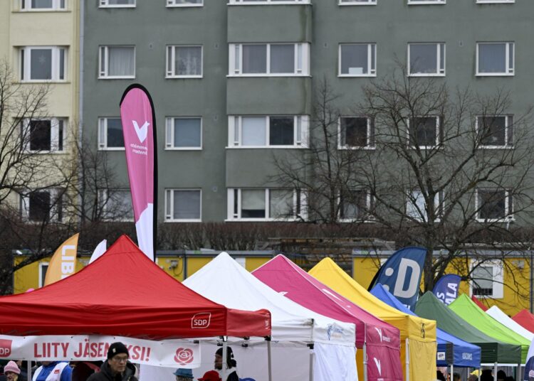 Puolueiden alue- ja kuntavaalimainontaa Helsingissä Hakaniemen Maalaismarkkinoilla 2. maaliskuuta 2025.