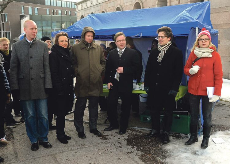 Kansanedustajat ehtivät opiskelijoiden ja naisjärjestöjen tarjoamille kakkukahveille torstaina eduskunnan eteen. Kahvi tarjoiltiin oikein posliinikupeista.