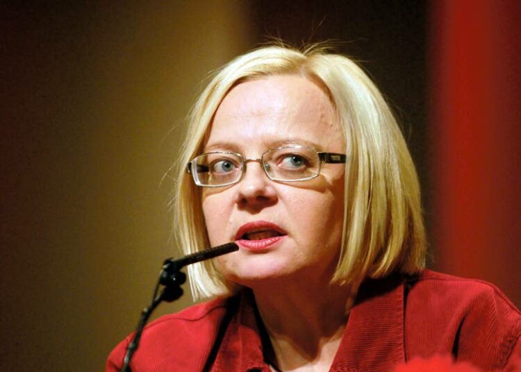 Sirpa Puhakka vetoaa Vasemmistoliiton kansanedustajiin kannatuksen nostossa.