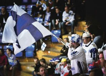 Onko jääkiekko- ja jalkapallofanien vihamielisyyksissä mitään järkeä? Kuvassa suomalaisia jääkiekkofaneja MM-kisoissa vappuna.