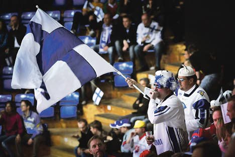 Onko jääkiekko- ja jalkapallofanien vihamielisyyksissä mitään järkeä? Kuvassa suomalaisia jääkiekkofaneja MM-kisoissa vappuna.
