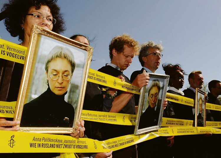 Amsterdamissa toissa perjantaina järjestetyssä mielenosoituksessa muistutettiin Hollannissa vieraillutta presidentti Dmitri Medvedeviä edelleen selvittämättä olevasta Anna Politkovskajan murhasta.