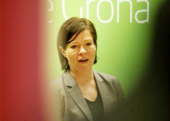 Työministeri Anni Sinnemäen mukaan lomautukset ovat työn jakamista.
