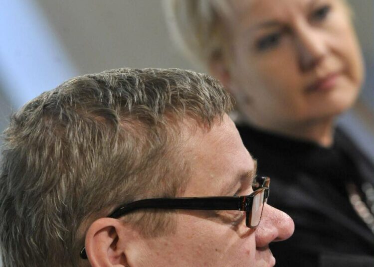 Selvitysmies Harri Pursiainen luovutti haja-asutusalueiden lehtien jakelutukea koskevan raporttinsa viestintäministeri Suvi Lindenille keskiviikkona.