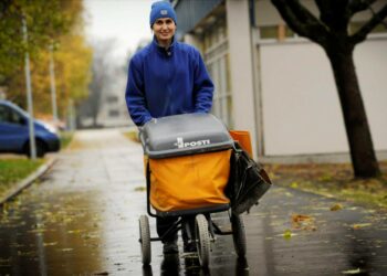 Postin työntekijät marssivat ulos Helsingin postikeskuksesta myöhään keskiviikkoiltana. Anna Riikola jakoi torstaina postia Helsingin Siltamäessä.