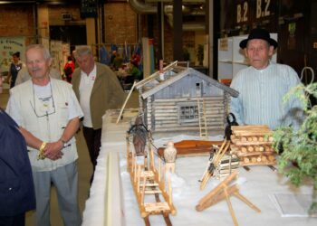 Tauno Nevalainen ja Oiva Partanen Lieksasta esittelivät Lieksan Seudun Eläkeläisten tukkisavotta-pienoismallia Jyväskylän Paviljongissa vuonna 2009.