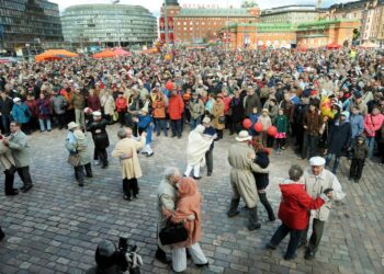 Helsingin Hakaniemen vappujuhlilla tanssittiin.